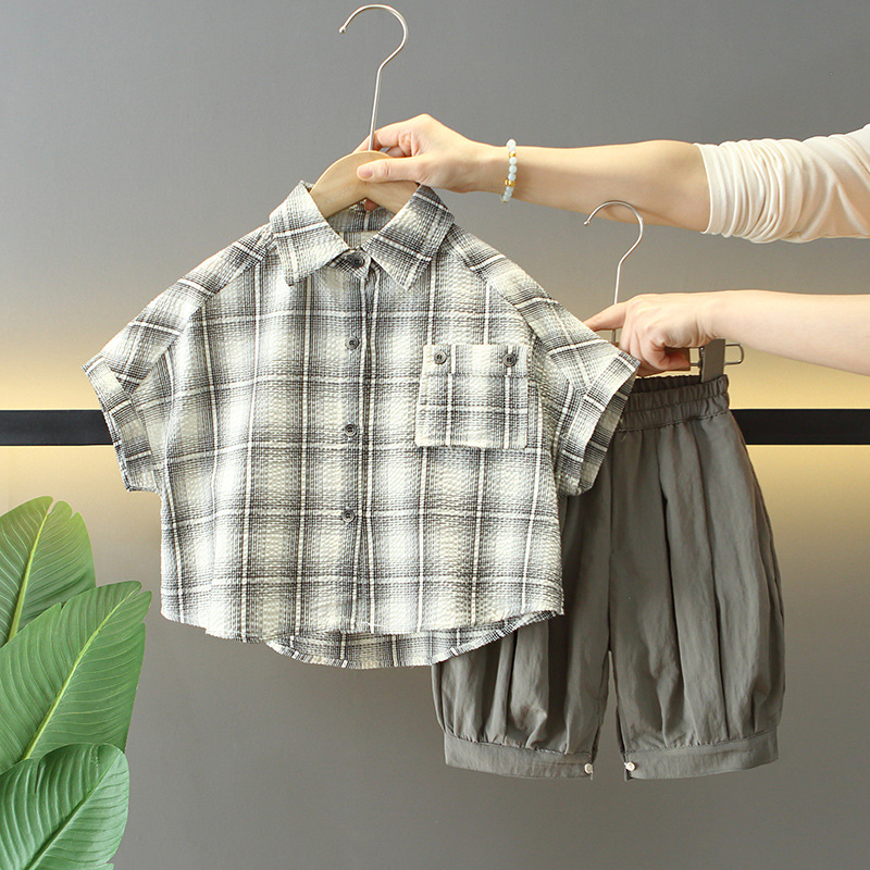 8074 Traje de manga corta de verano para niños 2025 Nuevo estilo Camisa a cuadros Pantalones cortos Traje de dos piezas Ropa delgada para bebés Trendy
