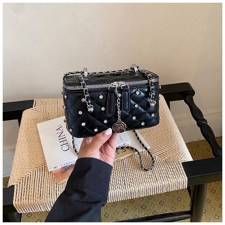 Bolso de moda con diamantes para mujeres 2026 nuevo bolso de cadena de diamantes de estilo extranjero, bolso de lujo ligero de alto nivel de hombro.