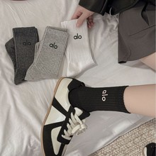 白色袜子女秋冬中筒袜纯棉烫印字母高筒潮袜纯色简约百搭运动长袜