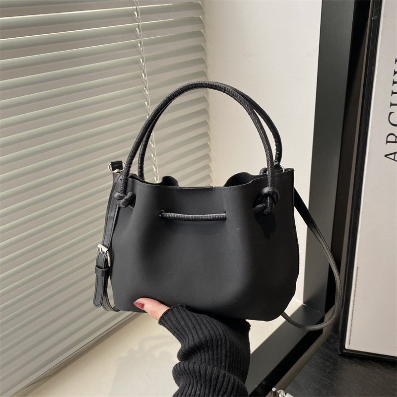 Bolso de mano de gran capacidad de viaje retro 2024 invierno nuevo estilo universal de alta sensación de hombro mochila bolso especial para mujeres