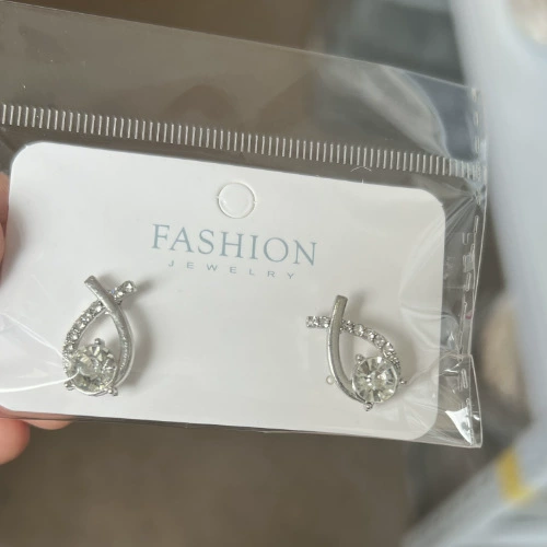 Изящно оформленные серьги, стиль light luxury, тренд сезона