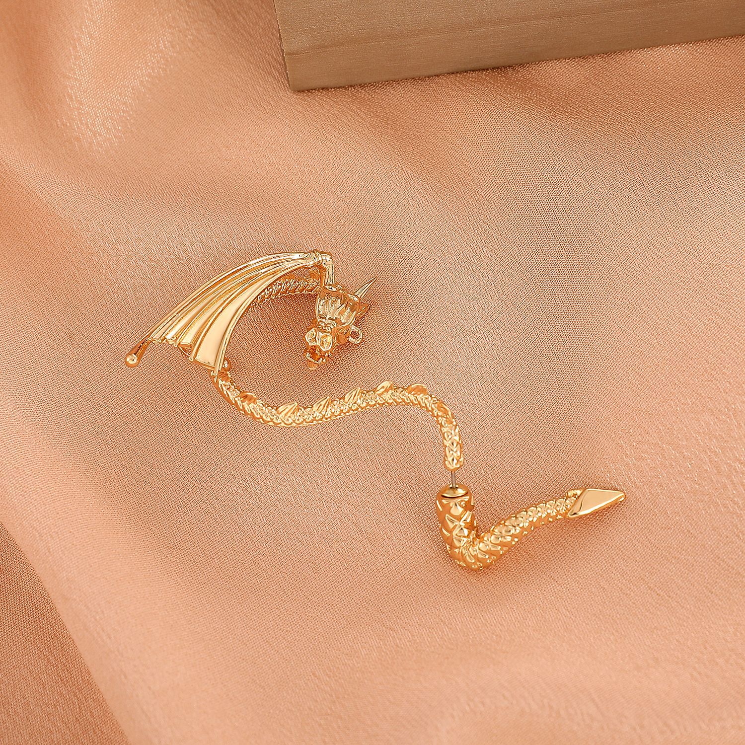 Housewarming, Anniversary, Business, Wedding, Travel, Birthday, Festival Occasion Alloy Material Animal Pattern Punk Flying Dragon Ear Clip Fashion Creative Dragon Alloy Earring