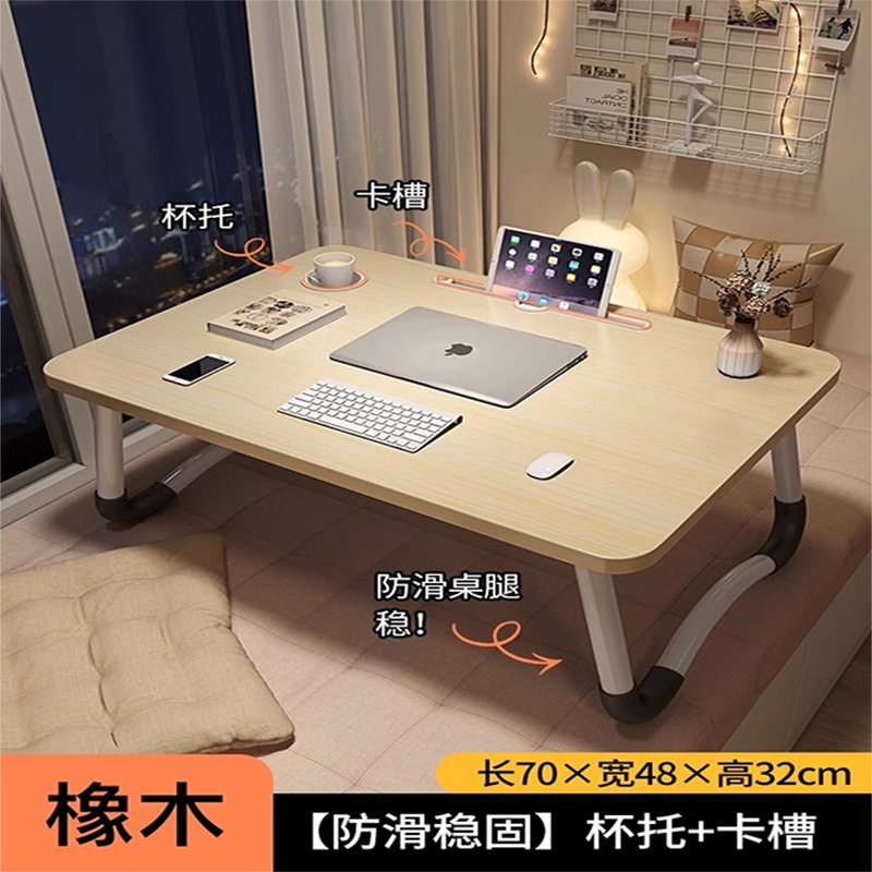 家庭用のノートパソコンの机が窓をはねています。|undefined