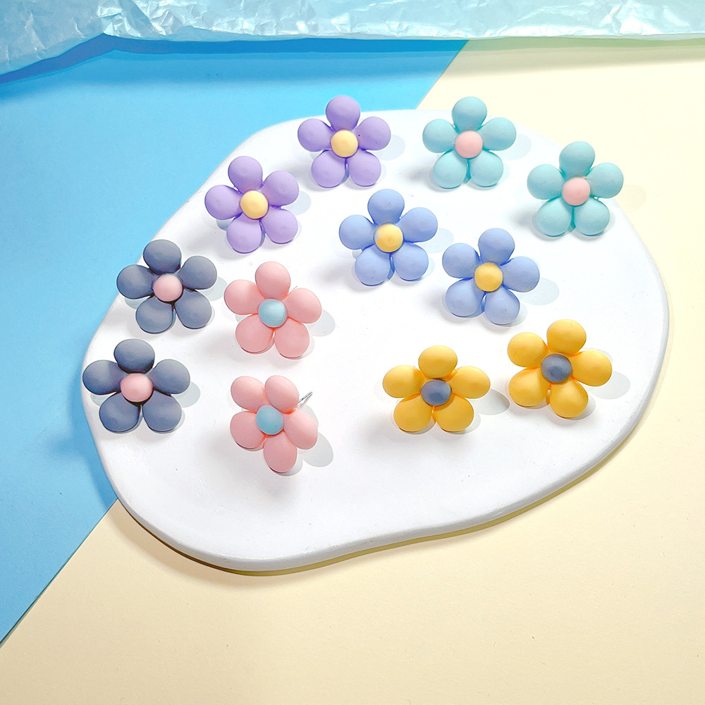 15g Weight Sweet Flower Resin Women's Ear Studs