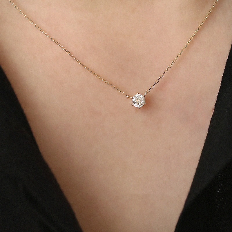 Collier ras-de-cou tendance, style luxueux et léger, orné d'un diamant unique et serti d'un zircon rond à six griffes._voghion.com