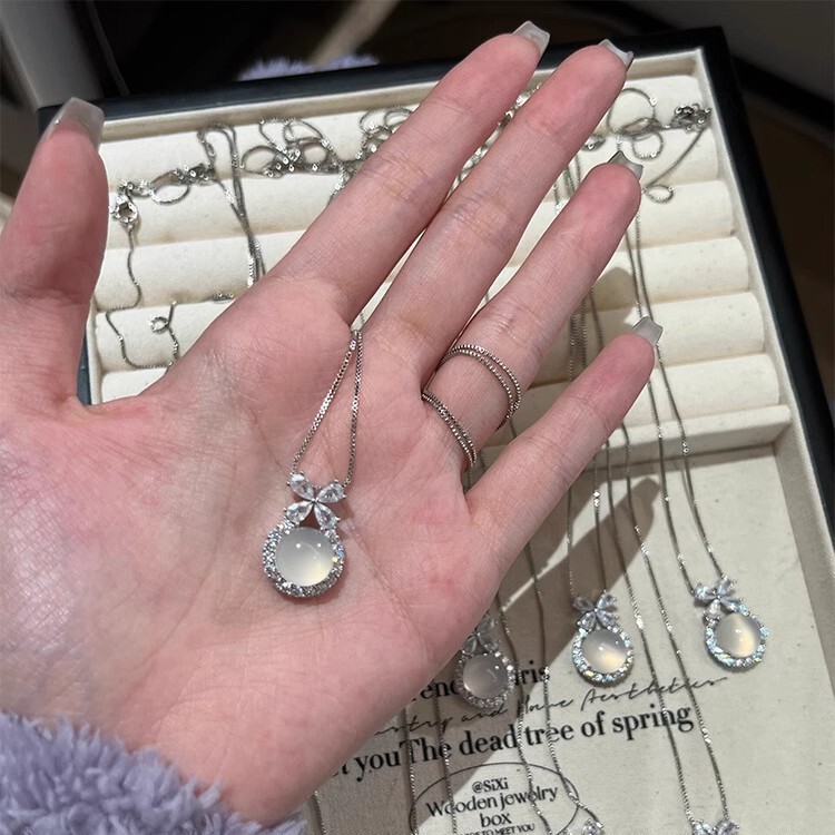 [2024 new] Princess at large white chalcedony clavicle chain fashion temperament small style exquisite Joker jewelry