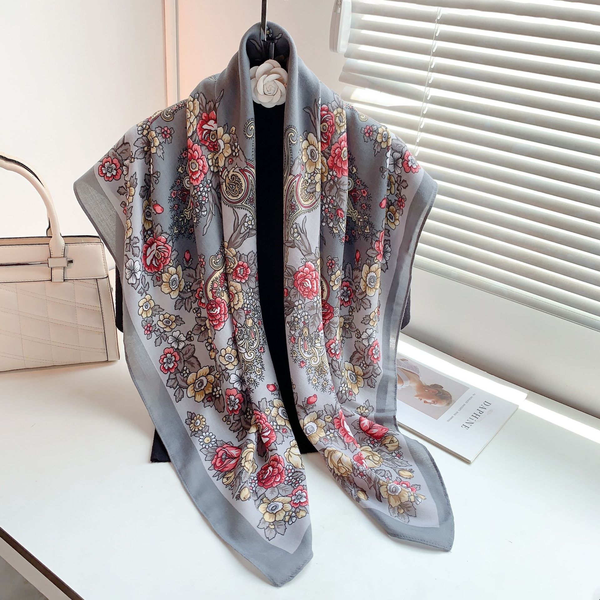 Nueva fotografía de viajes bufanda cuadrada grande de terciopelo de las mujeres siente estilo étnico al aire libre bufanda de protección solar con aire acondicionado bufanda cálida