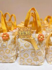 幼稚園の赤ちゃんの満月の百日のお土産の袋の十歳の誕生日の宴会の子供の小さい贈り物の袋の空は贈り物の箱に帰ります。