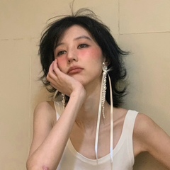 小八は同じタイプのバレエ風の手作りリボンの蝶結びの耳飾りのフリンジビーズのイヤリングが顔を見せています。