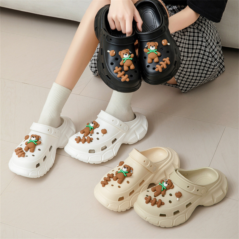 Zapatos con agujeros de suela gruesa para mujer 2025 nuevo estilo antideslizante y desodorante playa pisando heces sandalias y zapatillas tacones altos para uso en verano