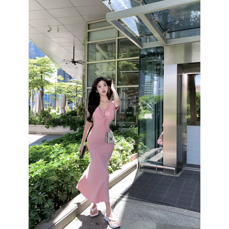 2025 новый летний стиль, плиссированная юбка с v-образным вырезом и высокой талией, женское платье средней длины с короткими рукавами и завязками, облегающее бедра