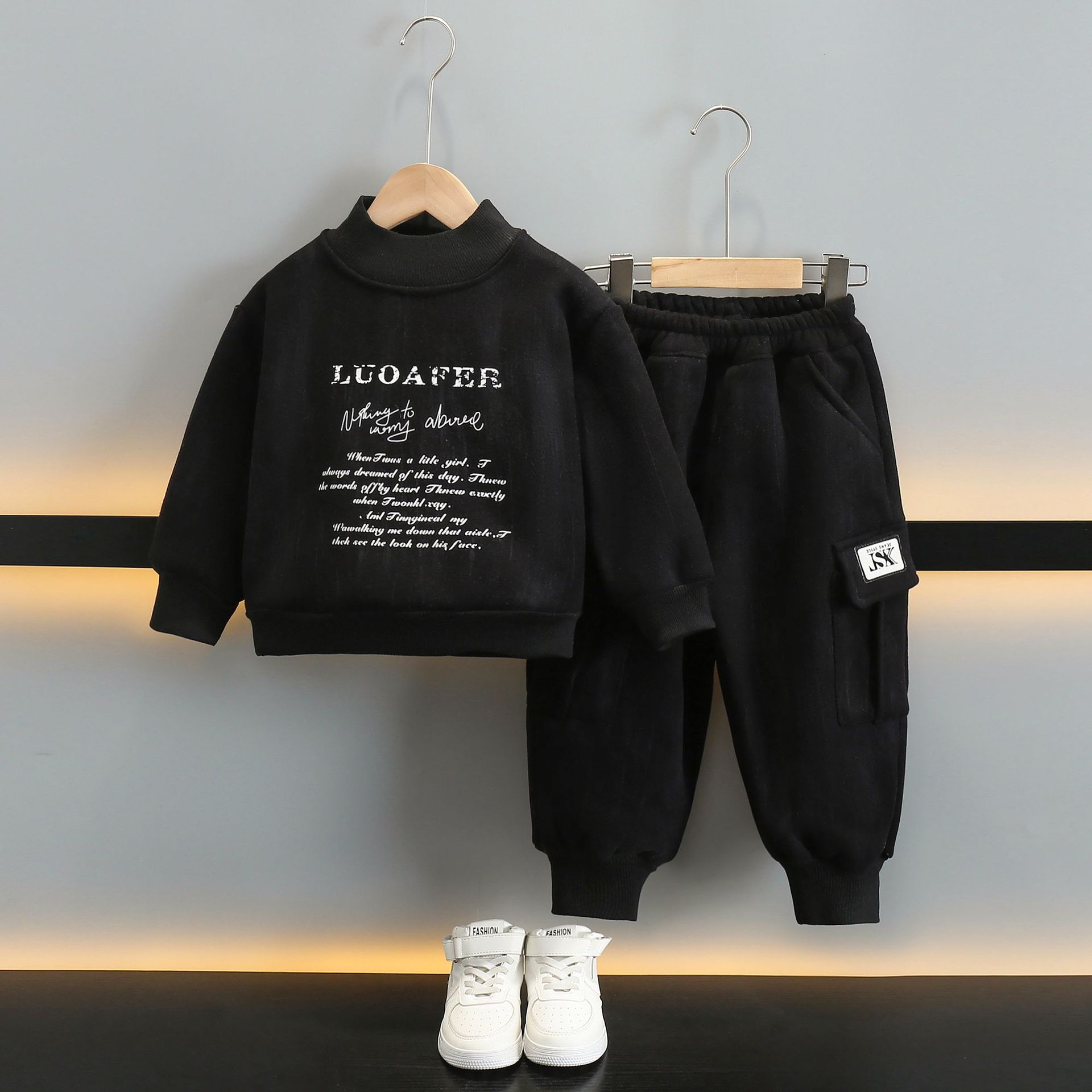 6748 Traje de niño Otoño 2025 Nuevo estilo Red de Internet Estilo occidental para niños más suéter de terciopelo Otoño e invierno Un traje de dos piezas de terciopelo