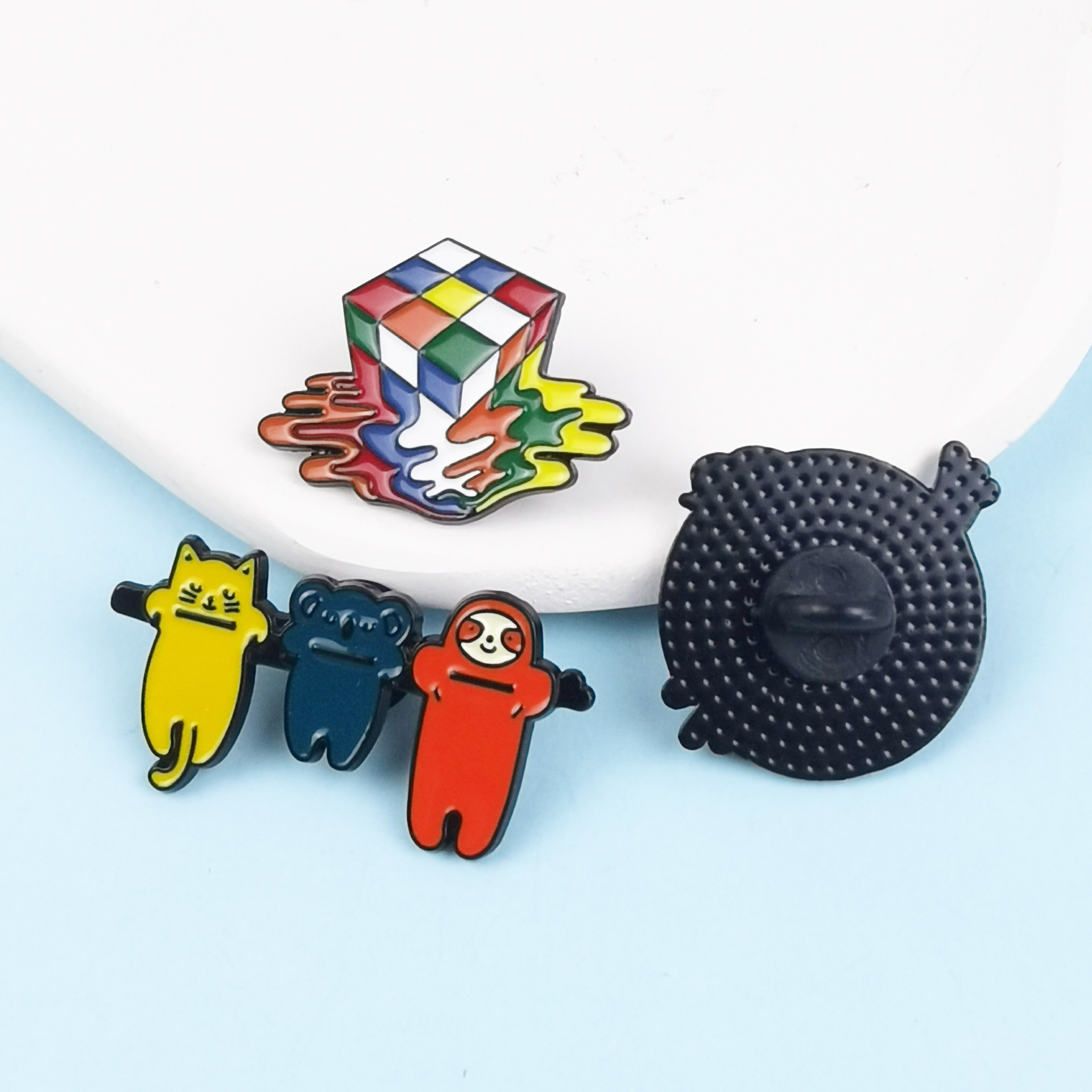 Broche de modelado geométrico creativo Cubo de Rubik, hombre de dibujos animados, aleación para hombres y mujeres, hebilla de alfiler, accesorios de moda personalizados, insignia