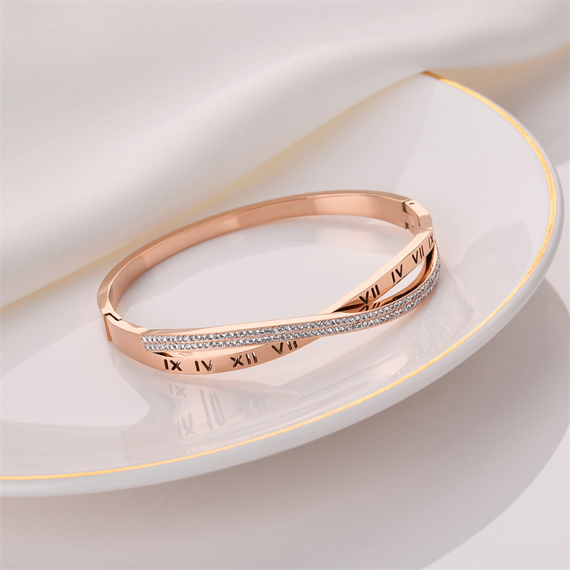 Venta en caliente comercio electrónico transfronterizo venta en caliente de diamantes romanos de titanio de acero brazaletes de titanio de oro no desvanecer joyas al por mayor en stock