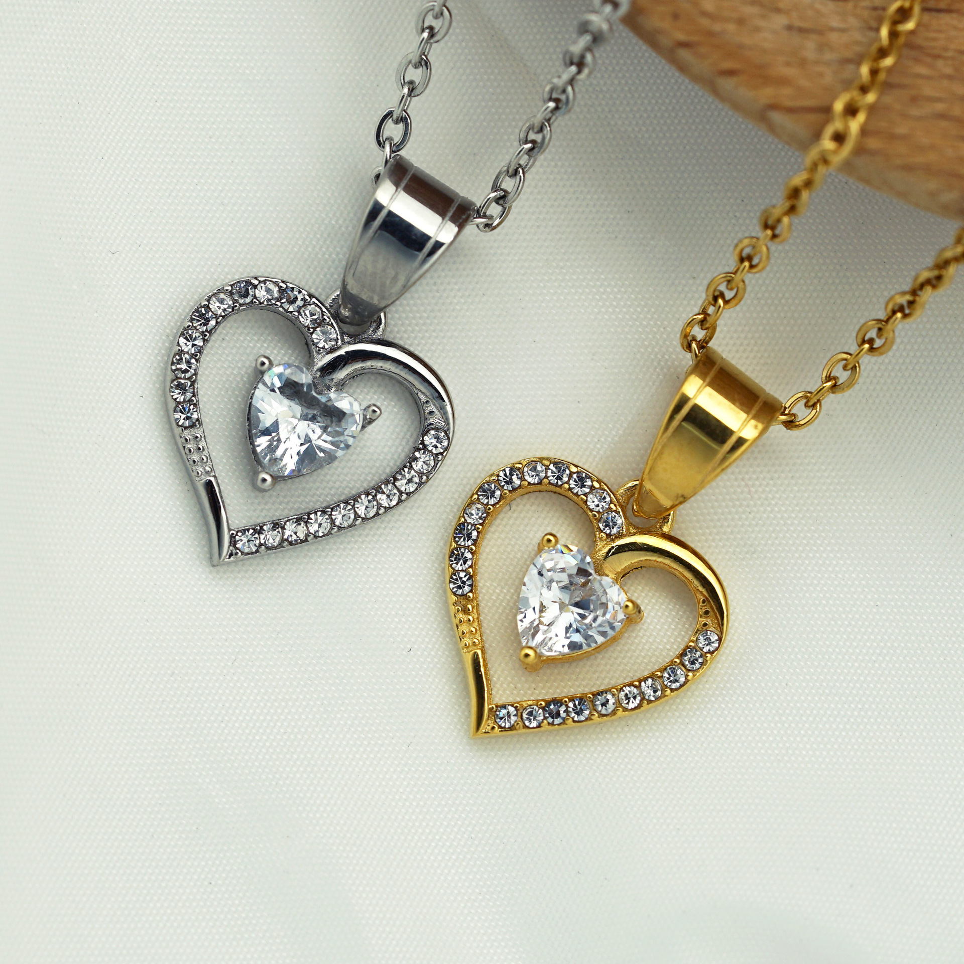 1 Piece Quantity 1 Piece 16 * 16mm 304 Stainless Steel Zircon Heart Shape Pendant
