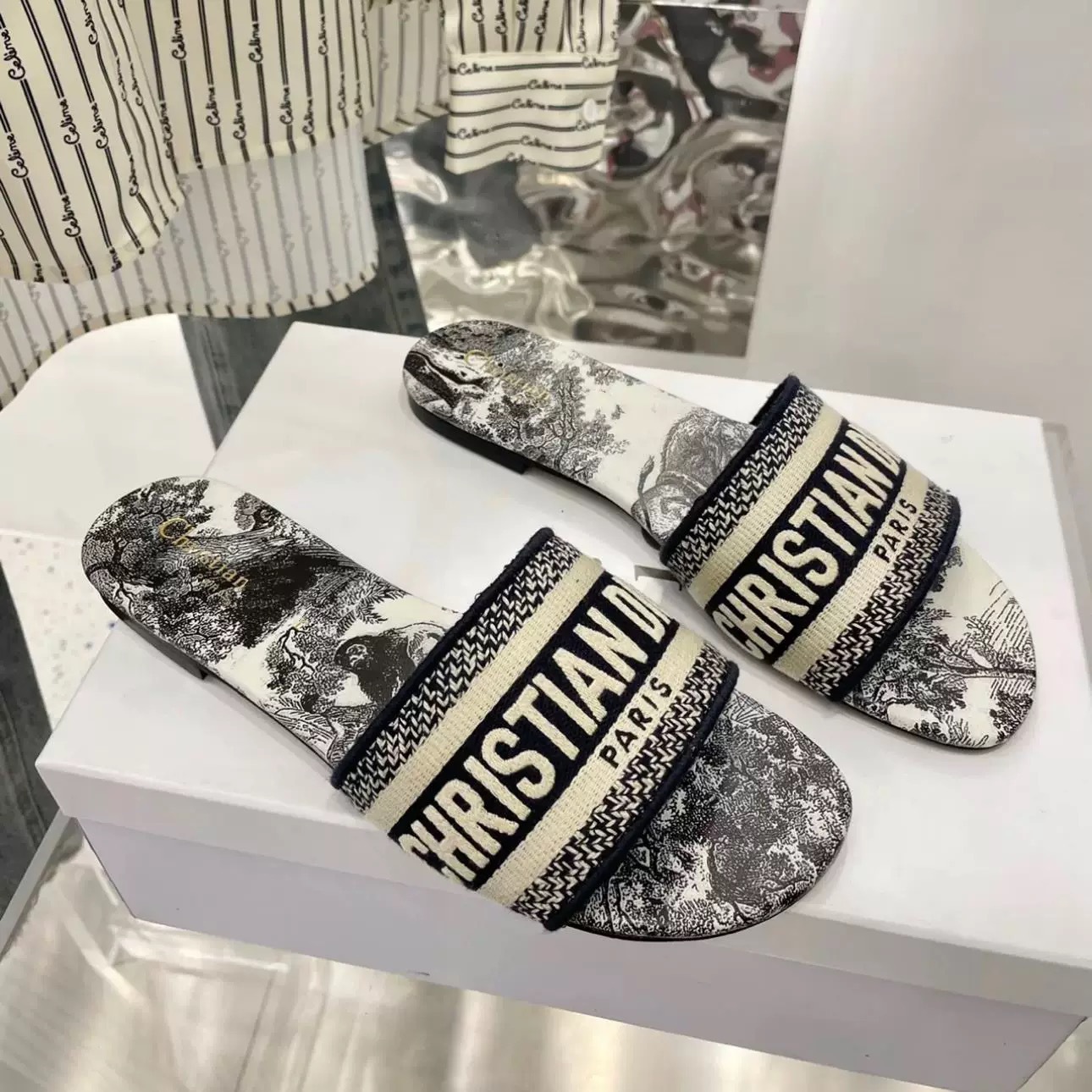 2025 verano D casa pantuflas bordadas mujeres que usan ropa exterior celebridad de Internet playa piel de oveja con zapatillas de diamantes de imitación de tacón medio mujeres