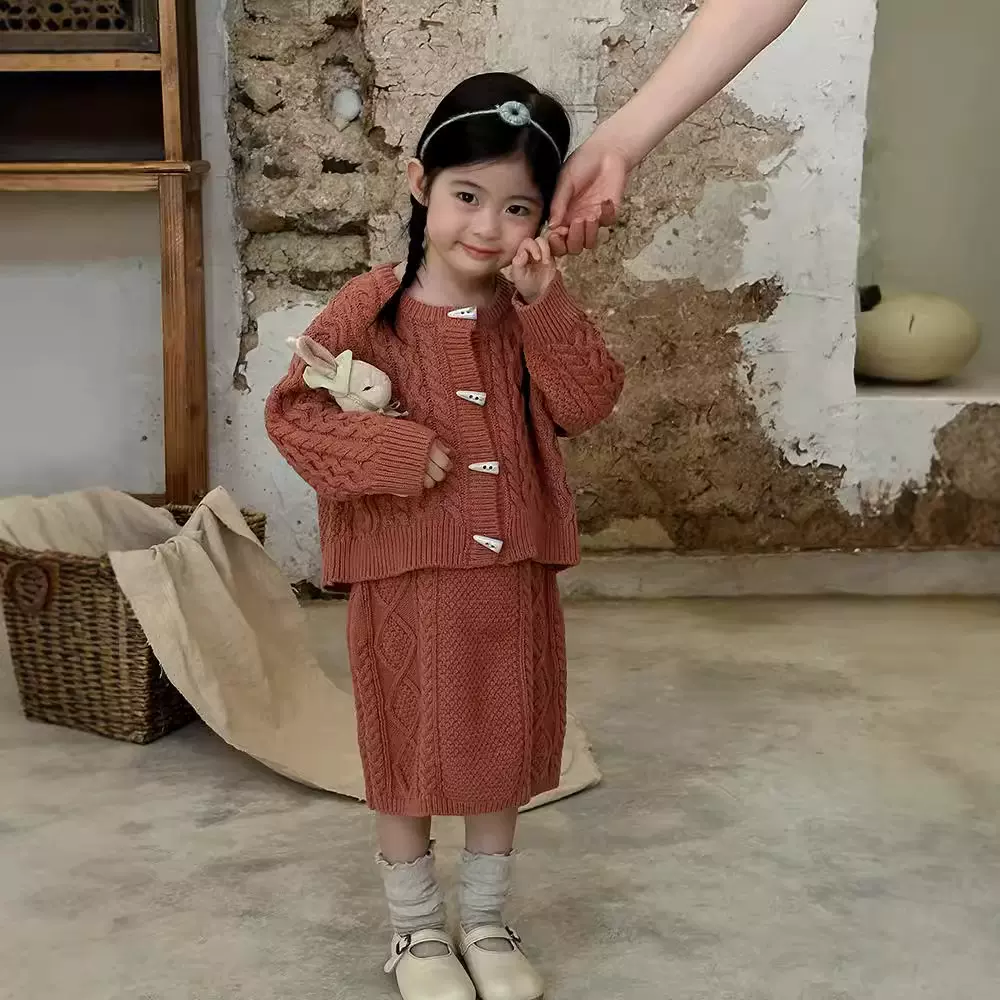 童装套装2024秋冬新款韩版女童麻花毛衣套装儿童牛角扣毛线两件套