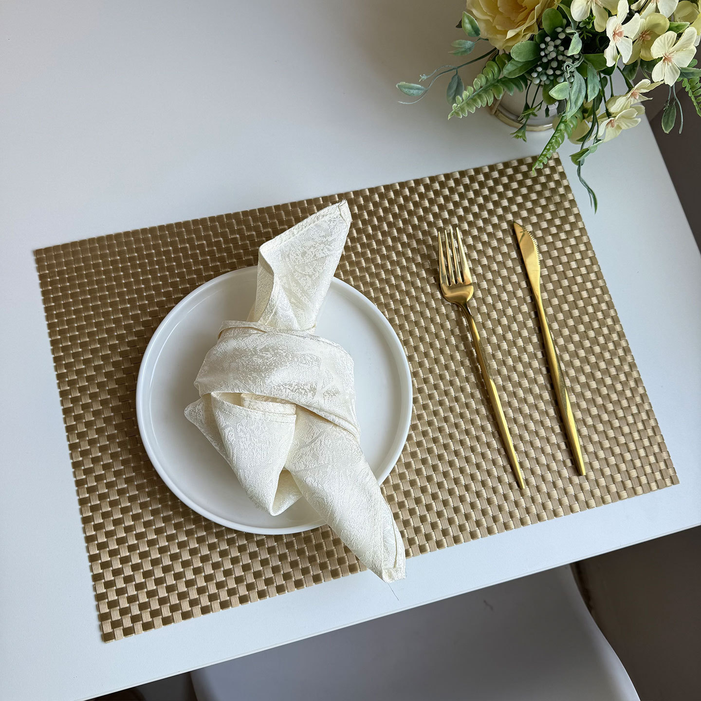 Cojín de comedor de PVC Teslin 8x8 espesar cojín de platos de comedor occidental alojamiento de mesa de hotel transfronterizo cojín de taza de té de lujo ligero oro