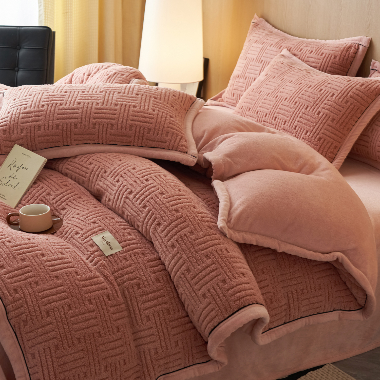 Luz de lujo superior torre de cama de cuatro piezas en invierno grueso calentamiento de lana de coral cama de lana de cama