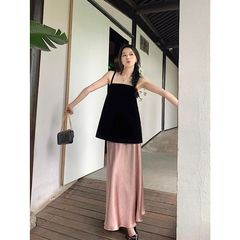 黒いストラップのワンピースの上着2025年夏の新型女性のデザイン感があります。