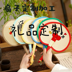 扇子の夏の刺繍の印字の手は扇風機の古い型を揺らします。