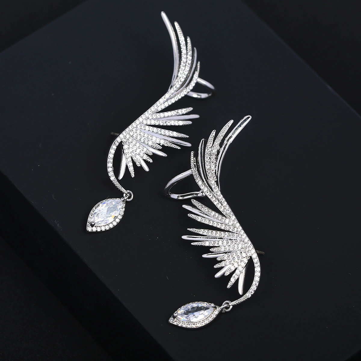 Серебряные серьги-капли Angel Wings, 925 пробы, микропаве из Zircon, элегантная каплевидная форма
