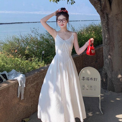 法式温柔风白色吊带连衣裙女收腰气质蕾丝边v领海边度假A字长裙子