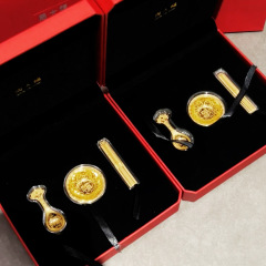 中国式の黄金の碗の箸のさじの吉祥の三宝の置物の満月の結婚祝いの贈り物は保険を販売します。