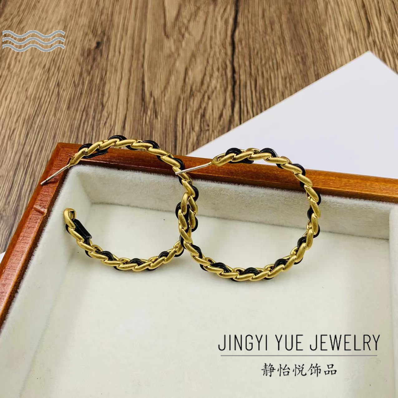 Brass elegant earrings
