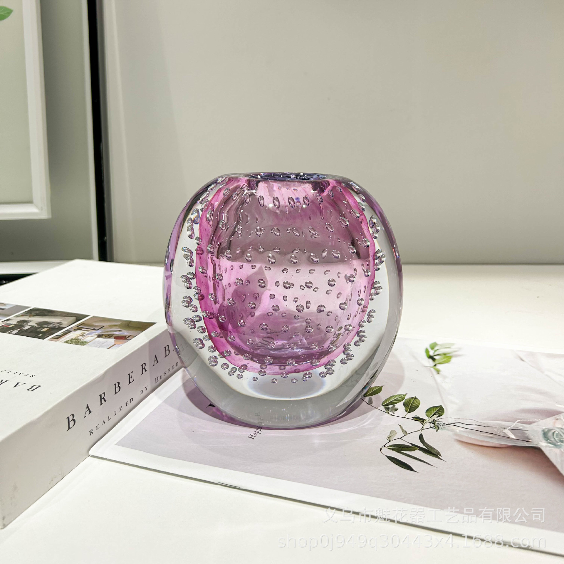 軽奢なピンク色のガラス花瓶、リビングのフラワーアレンジメント、ダイニングテーブル、玄関、重厚な装飾、水耕栽培の花器、ホリデーギフト