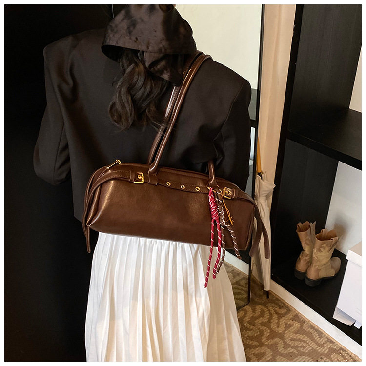 Túi xách baguette nữ phong cách retro, túi đeo tay và kẹp nách thời trang, kiểu dáng gối mềm mại — Burgundy không có mặt dây chuyền, Màu nâu không có mặt dây chuyền, Màu đen không có mặt dây chuyền, Màu nâu với mặt dây chuyền chi tiết 12
