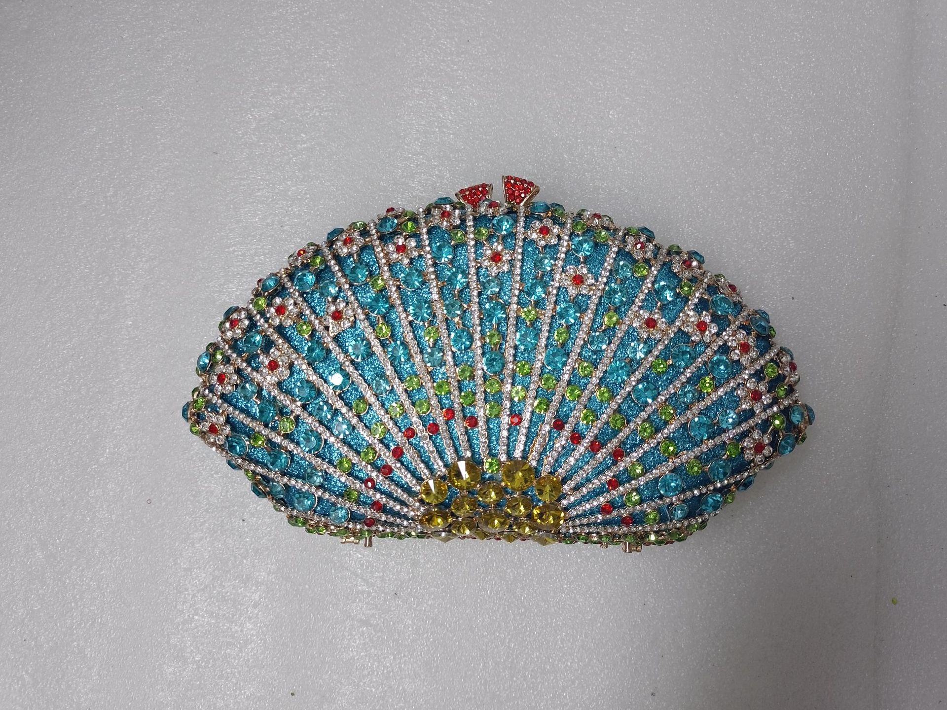 Bolsa de cena con diamantes en forma de ventilador transfronteriza bolsas de diamantes metálicas huecas bolsas de fiesta celebridades europeas y americanas reuniones anuales bolsas de mano de mujeres púrpura oscuro
