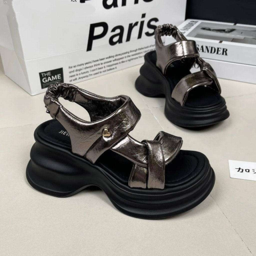 Sandalias de alta sensación para mujeres 2026 nuevos zapatos de suela gruesa muffin romana con falda explosiva zapatos de playa de moda