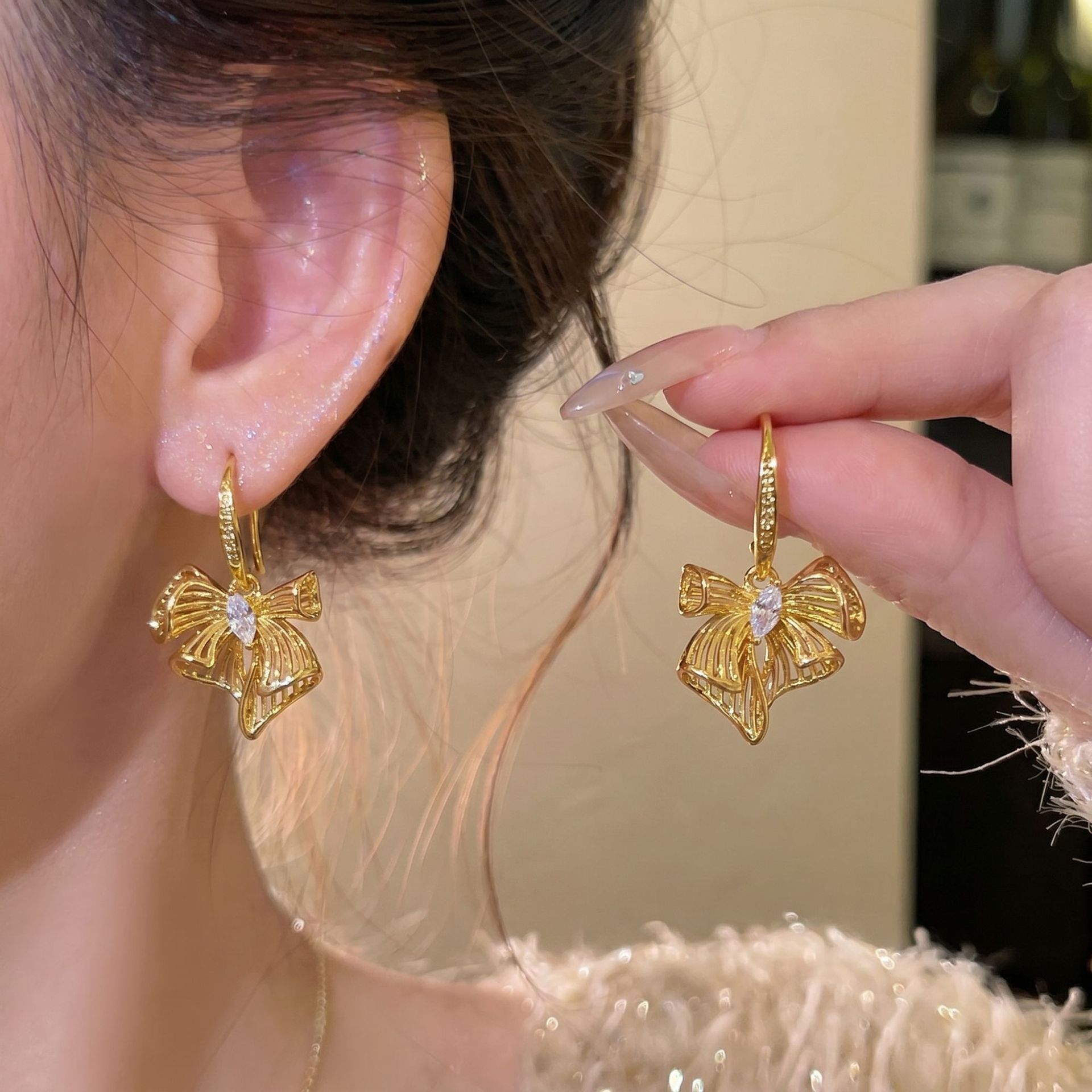 86# gilded bowknot crushed diamond gold-tone textured ear hooks