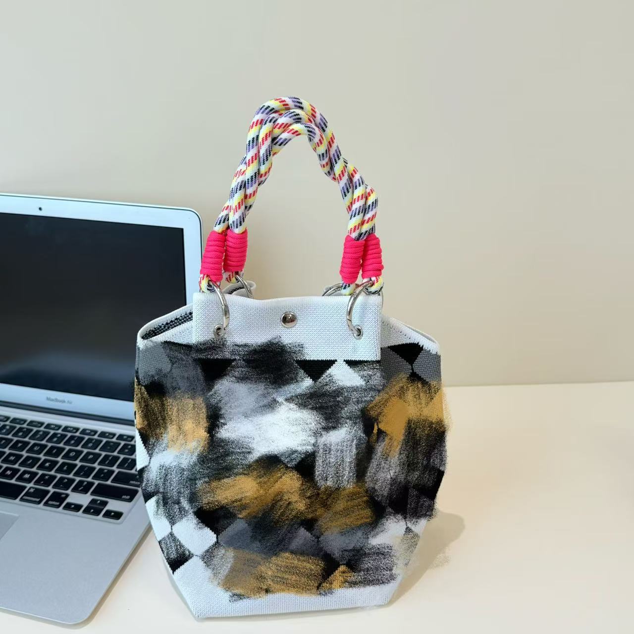 2026 primavera y verano nuevo bolso de cubo de pintura creativo portátil gran espacio de aire de dopamina alta sensación mochila
