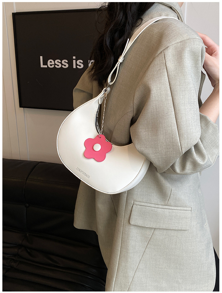 Cross-border women's bag 2024 New style, trendy texture, versatile, ins fashion single-shoulder armpit bag, small flower pendant, crescent moon bag Specification drawing