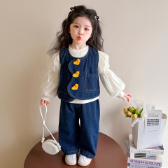 女の子の子供の春の服の子供のシャツのカウボーイの3つのセットの2025新型の女性の赤ちゃんの洋気の馬の甲の広い足のズボンのスーツの潮