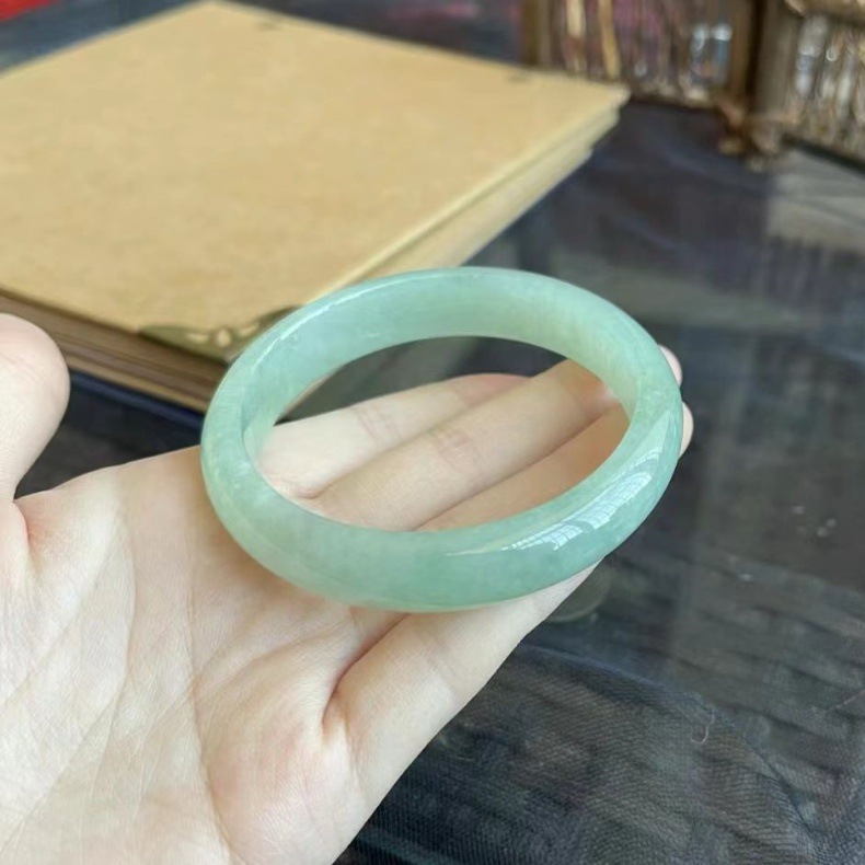 Vòng tay nữ ngọc bích tự nhiên Myanmar băng sáp xanh nhạt sang trọng (đường kính trong 52–64 mm) chi tiết 5