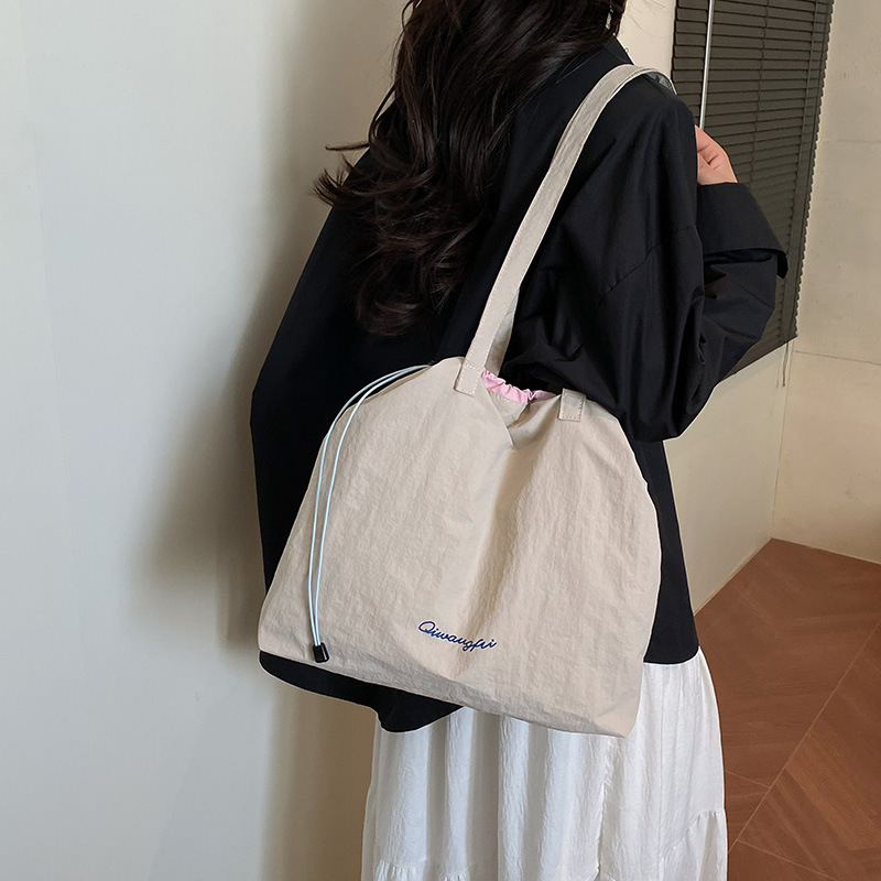 Coreano in tide bolsa de ocio de gran capacidad para mujeres 2025 primavera y verano nuevo estilo de moda bolso de nylon