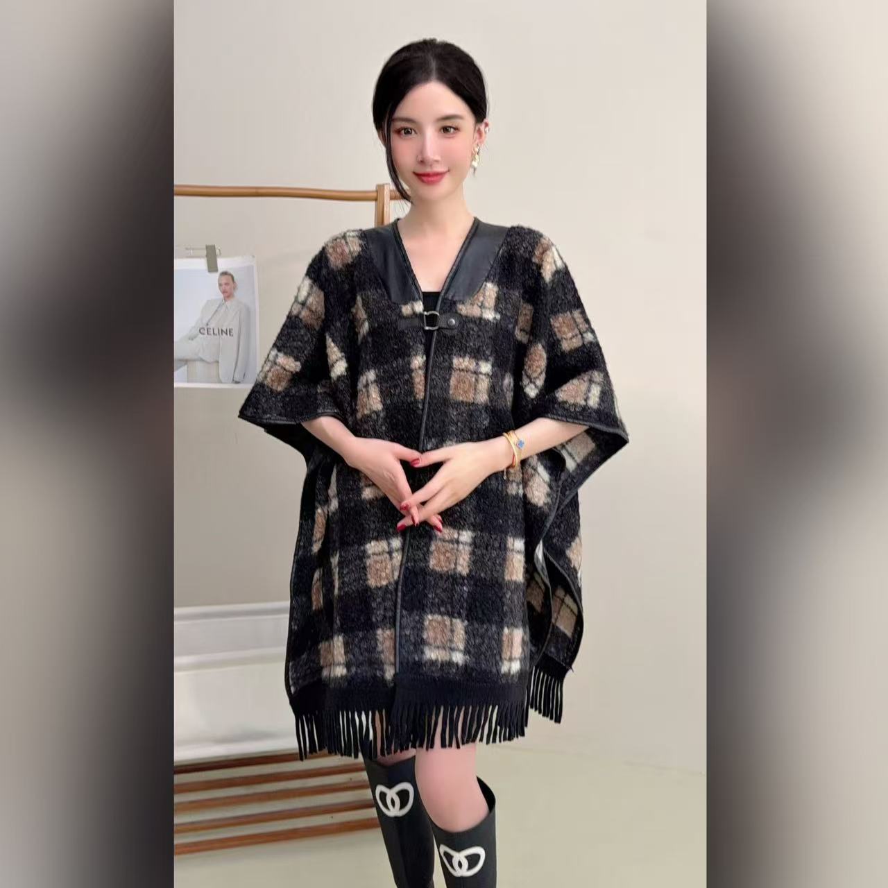 Maillard usa un diseño retro, un suéter de punto con costuras a cuadros de nicho, una capa de estilo occidental para mujer, un chal de borla