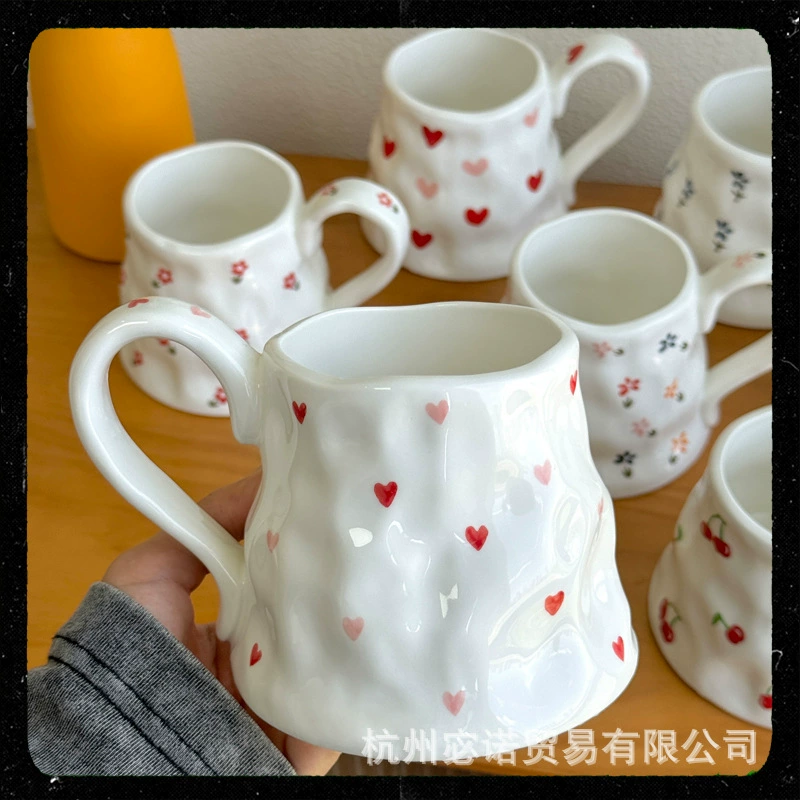 Керамическая кружка Volcano Cup, 520 мл, фактурный корпус, цветочные и сердечные узоры