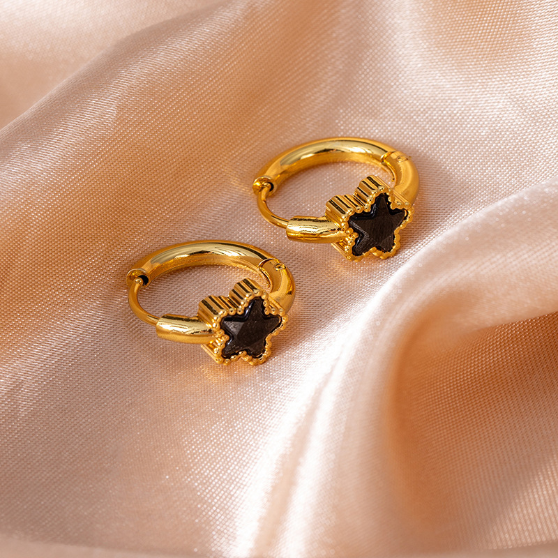 Black earrings with zircon