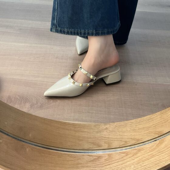 Valentino Rivet Toe-Cap Sandals Women's Thick Heel 2025 Spring and Summer New Style Rivet Roman Fashion Patent Leather Pointed Toe Rice
