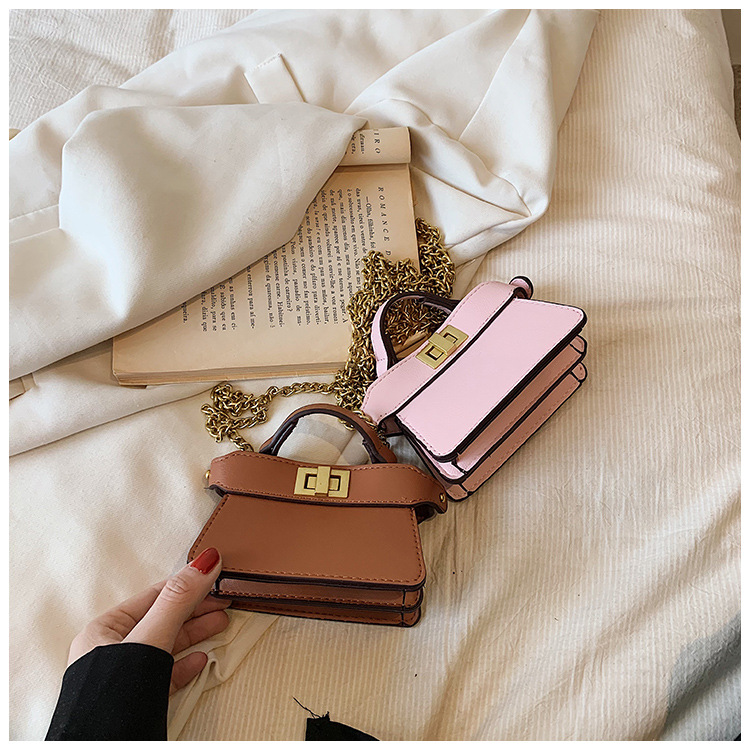 Nuovo stile di sfilata di celebrità di Internet di nicchia Stile di celebrità Stesso stile Borsa per rossetto con catena diagonale a mano con lucchetto a doppia faccia_voghion.com
