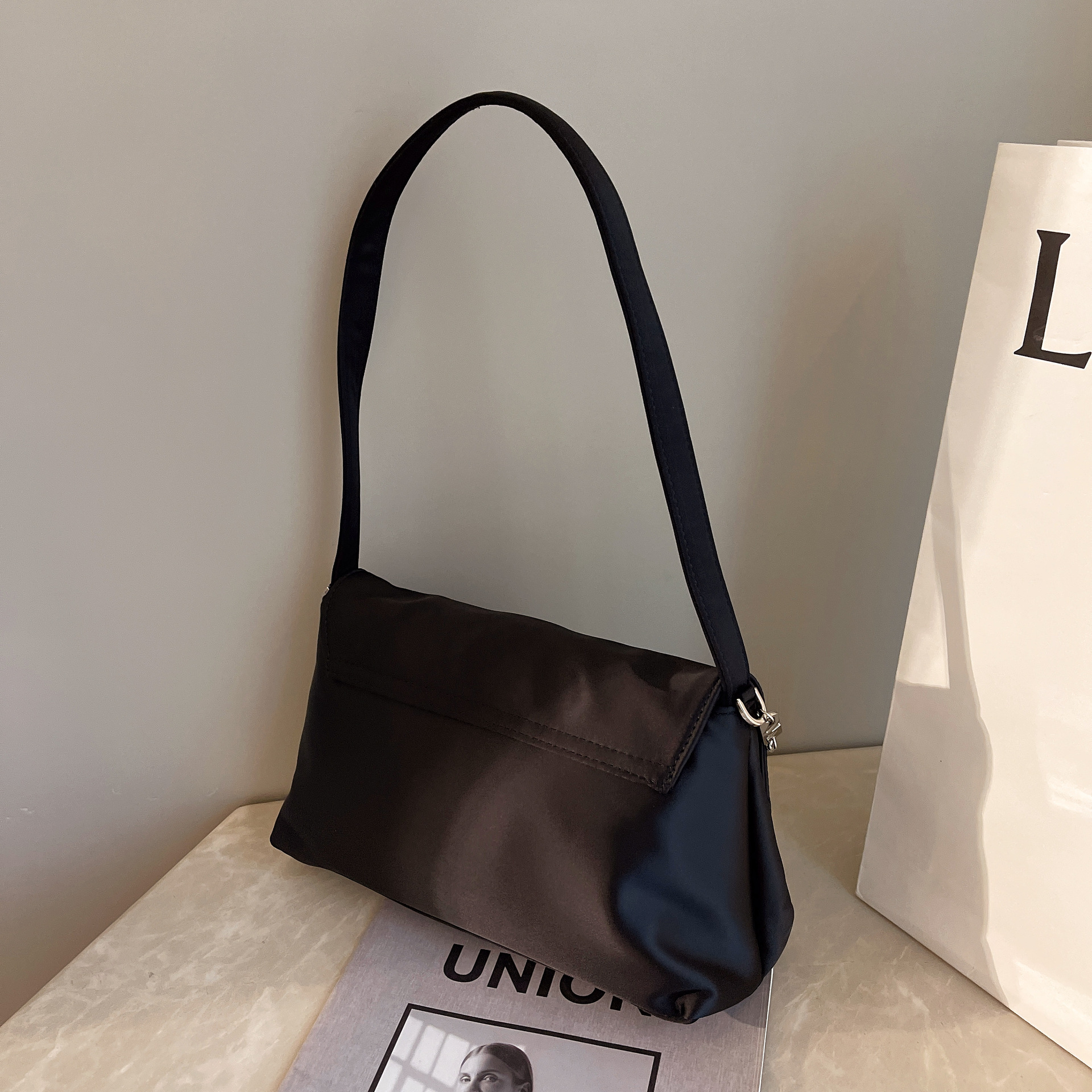 Small design chain vagrant for female 2024 new large capacity single shoulder commuter Messenger bag_voghion.com