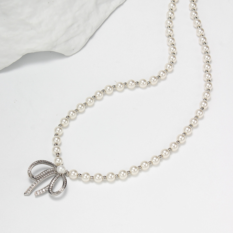 Sophisticated necklace with bow from pearl