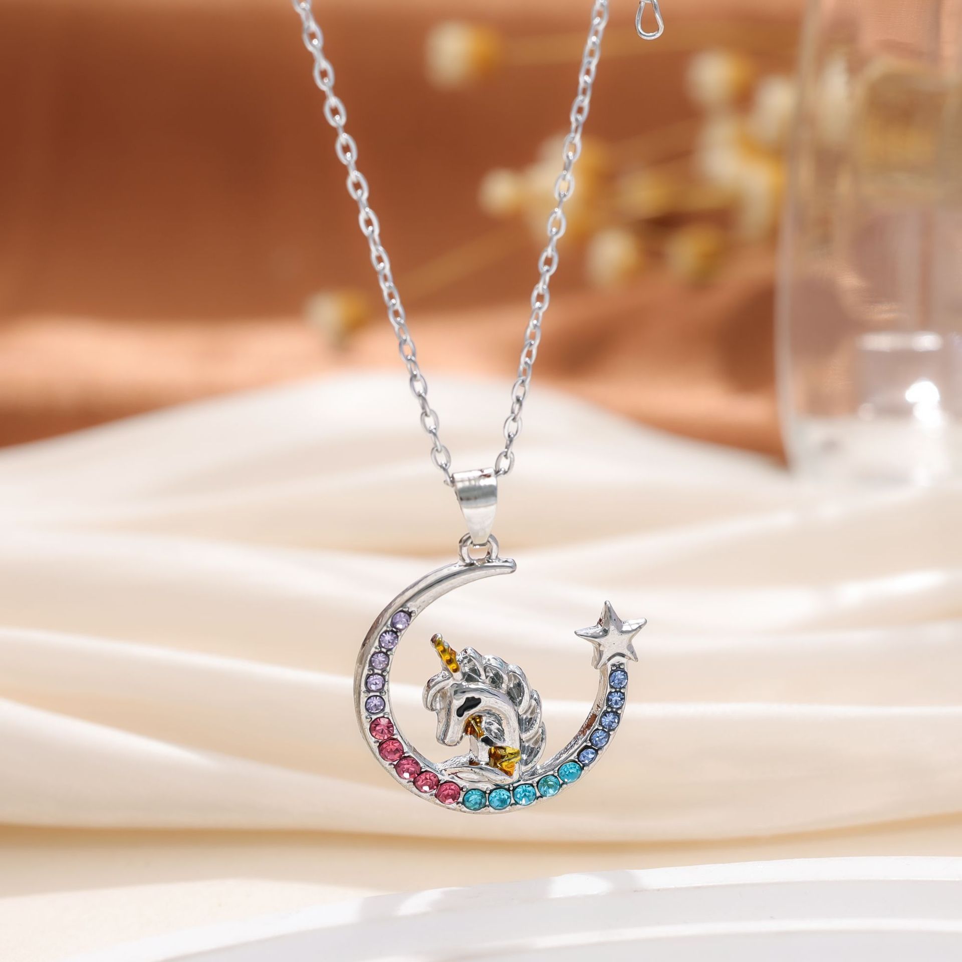 Venta caliente transfronteriza europea y americana colgante de amor de diamantes coloridos en forma de corazón collar de mujer collar de unicornio regalo del día de la madre