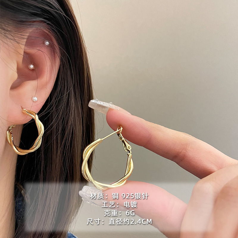 2025 nuevo estilo verano de moda anillo plateado círculo negro círculo fino temperamento europeo y americano aretes dorados de todo fósforo