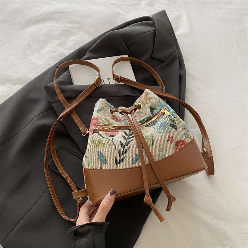 Bolsa de mochila de estilo nacional para mujeres 2024 nuevo bolso de moda para teléfonos móviles de verano ocio retro bolso de cubo de cuerda