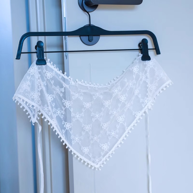 Lace triangle scarf-diamond